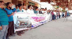 বিরামপুরে ট্রেনের যাত্রাবিরতি ও উন্নয়ন দাবিতে মানববন্ধন