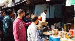 হিলিতে মেয়াদোত্তীর্ণ খাবার বিক্রি ও মূল্য তালিকা না থাকায় ৬ দোকানকে জরিমানা