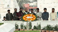 সম্মিলিত সাংবাদিক পরিষদের উদ্যোগে শহীদ রাষ্ট্রপতি জিয়াউর রহমান ও বেগম খালেদা জিয়ার মাজারে পুষ্পাঞ্জলি