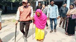 শারীরিক অক্ষমতাকে জয় করে ভোটকেন্দ্রে প্রবীণদের দৃপ্ত পদচারণা