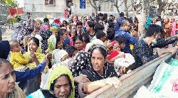 ভ্রাম্যমাণ ট্রাকের টিসিবির পণ্যে স্বস্তি মিললেও নাভিশ্বাসে নওগাঁর ভোক্তারা