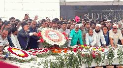 শহীদ জিয়া ও বেগম জিয়ার কবরে ডিএনসিসি প্রশাসকের শ্রদ্ধা