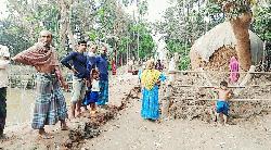 পূর্বধলায় সড়কে বেড়া দিয়ে নির্মাণে বাধা, ভোগান্তিতে কয়েক গ্রামের মানুষ