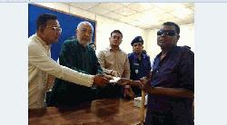 প্রধানমন্ত্রীর উপহারের ১০ লাখ টাকা অসহায়দের মাঝে বিতরণ 