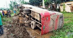 বাহুবলে নিয়ন্ত্রণ হারিয়ে শ্যামলী বাস খাদে, আহত ১