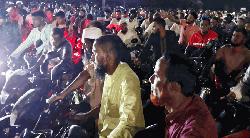 দীর্ঘ লাইনে দাঁড়িয়েও মিলছে না তেল; খোলা বাজারে বাড়তি দামে বিক্রি