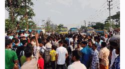 শ্রীপুরে ট্রাকচালকদের সড়ক অবরোধ, পুলিশ-শ্রমিক সংঘর্ষের অভিযোগে মহাসড়কে তীব্র যানজট, ভোগান্তিতে যাত্রীরা