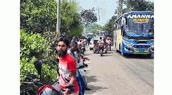 কাপাসিয়ায় জ্বালানি সংকটে আধা কিলোমিটার লম্বা লাইনে ভোগান্তিতে চালক ও যাত্রীরা
