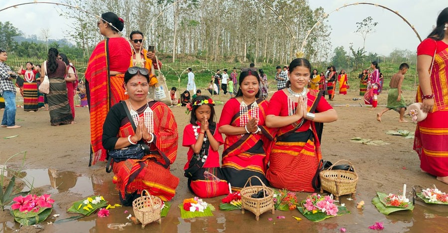 খাগড়াছড়িতে শুরু হয়েছে ত্রিপুরাদের উৎসব বৈসু আর চাকমাদের উৎসব বিজু