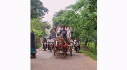 গাজীপুরে ৩৭ বছরের শিক্ষকতা শেষে সাখাওয়াত হোসেনকে ঘোড়ার গাড়িতে রাজকীয় বিদায়