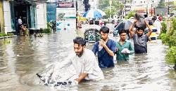 চট্টগ্রামে বৃষ্টিতে সড়কে হাঁটুপানি নগরজুড়ে চরম ভোগান্তি