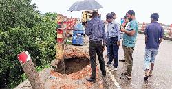 লাখাই বলভদ্র ব্রীজ ভাঙন এলাকা পরিদর্শনে বি-বাড়ীয়ার সড়ক বিভাগের নির্বাহী প্রৌকশলী জহিরুল