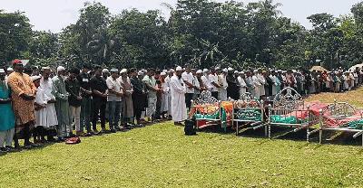 গাজীপুরে নিহত একই পরিবারের পাঁচজনের দাফন গোপালগঞ্জে সম্পন্ন