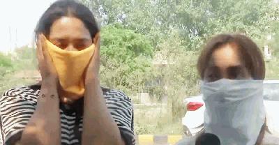 দিল্লিতে প্রকাশ্যে দুই নারীর পোশাক ছিঁড়ে ফেললো যুবক!