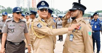 আইজিপি ব্যাজ পেলেন আনোয়ার হোসেন   