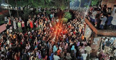 ধর্ষণচেষ্টার ঘটনায় উত্তাল জাবি, প্রতিবাদে শিক্ষার্থীদের বিক্ষোভ