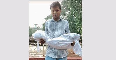 চবিতে হামে মারা যাওয়া শিশুর প্রতীকী মরদেহ হাতে ছাত্রলীগ নেতা