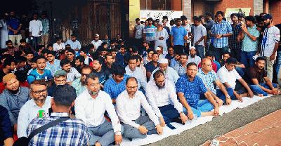 “পবিপ্রবিতে উপাচার্য অপসারণের দাবিতে টানা চতুর্থ দিনের অবস্থান কর্মসূচি”