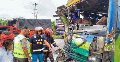 ধামরাইয়ে দুই বাসের মুখোমুখি সংঘর্ষ, আহত ২৫