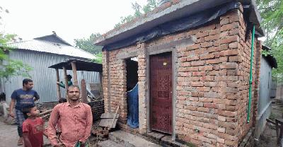 রাস্তার ইট তুলে বাড়িতে বাথরুম নির্মাণ