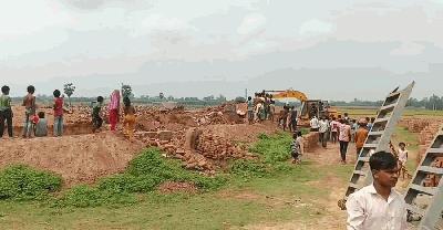 নবাবগঞ্জে দুই অবৈধ ইটভাটা গুঁড়িয়ে দিল পরিবেশ অধিদপ্তর