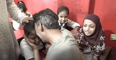 রামিসার সহপাঠীদের মাঝে তাকে খুঁজেছেন তার বাবা