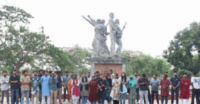 ধর্ষণ ও হত্যার বিচার দাবিতে খুবি শিক্ষার্থীদের বিক্ষোভ