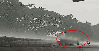 বজ্রপাতে ট্রেনের ছাদে যাত্রীর মৃত্যু