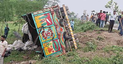 টাঙ্গাইলে রডবোঝাই ট্রাক উল্টে নিহত ১৫  