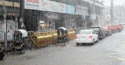  রাজধানীতে ভরদুপুরে যেন রাত নেমেছে, অঝোর ধারায় বৃষ্টি