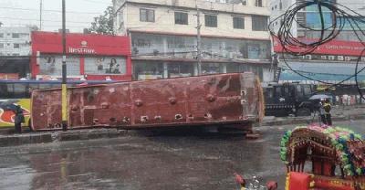 রাজধানীর নদ্দায় দুই বাসের সংঘর্ষ, প্রাণ গেল স্বামী-স্ত্রীসহ ৪ জনের
