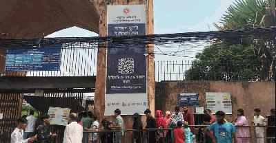ঈদের ছুটিতে লালবাগ কেল্লায় দর্শনার্থীদের ঢল