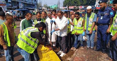 টাঙ্গাইলে কোরবানির বর্জ্য অপসারণে মাঠে নামলেন প্রাণিসম্পদ প্রতিমন্ত্রী