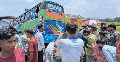 নেত্রকোনায় বাসচাপায় মা-মেয়েসহ প্রাণ হারালেন তিনজন