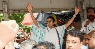 বিজেপির বিরুদ্ধে অবস্থান কর্মসূচিতে বসলেন মমতা