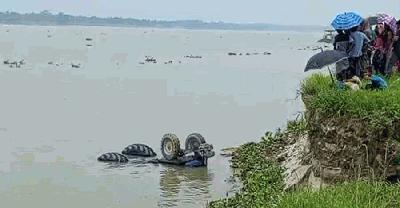 পদ্মা নদীতে ট্রাক পড়ে চালকের মৃত্যু