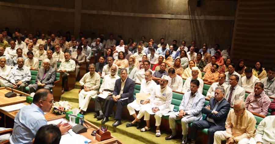 প্রধানমন্ত্রীর সভাপতিত্বে সরকারদলীয় এমপিদের গুরুত্বপূর্ণ সভা অনুষ্ঠিত