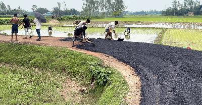বৃষ্টিতে ধুয়ে যাওয়া প্রাইম কোটের ওপরই পিচ ঢালাই