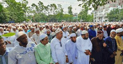 শ্রীপুরে সাবেক মেয়র আনিছুরের জানাজায় মানুষের ঢল