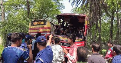 মাদারীপুরে দুই বাসের মুখোমুখি সংঘর্ষ, আহত ১৫