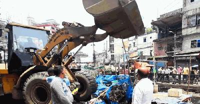যাত্রাবাড়ী এলাকায় ডিএসসিসির উচ্ছেদ অভিযান, সড়ক-ফুটপাত দখলমুক্ত