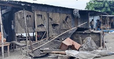 চিলমারীতে ক্ষুব্ধ গ্রামবাসীদের ভাঙচুরে মাদককারবারীদের ঘরবাড়ি