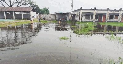 শ্রেণিকক্ষে হাঁটু পানি, মাঠে শিক্ষার্থীরা ধরছে মাছ