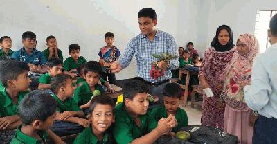 দোহারে শিক্ষার্থীদের মৌসুমি ফল বিতরণ