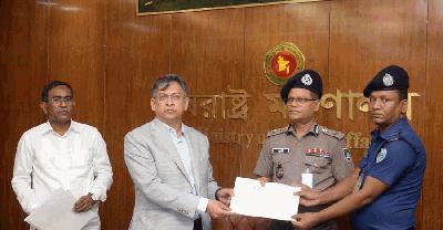 খুনি গ্রেপ্তারে পুরস্কৃত এসআই শিমুল চন্দ্র দাশ