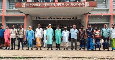 মদনে ভর্তুকি কার্ড না পেয়ে কৃষকদের মানববন্ধন