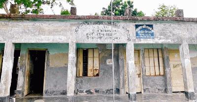 খুলনায় জরাজীর্ণ স্কুল ভবনে ঝুঁকি নিয়ে চলছে পাঠদান, যেকোনো সময় দুর্ঘটনার শঙ্কা