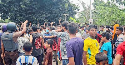কর্মস্থলে অসুস্থ শ্রমিকের মৃত্যু, বিক্ষোভে সড়ক অবরোধ ও কারখানায় ভাঙচুর