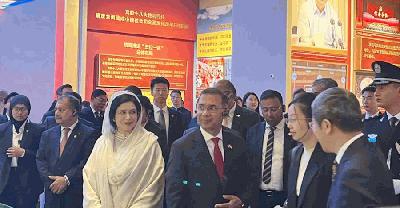 চীনা কমিউনিস্ট পার্টির জাদুঘর পরিদর্শন প্রধানমন্ত্রীর