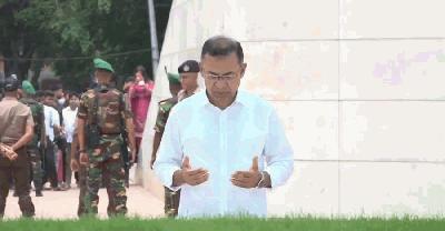 প্রথম বিদেশ সফর শেষে বাবা-মায়ের কবর জিয়ারত করলেন প্রধানমন্ত্রী